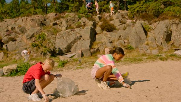 Bild 1 von 2: Theo (Herman Nysæther Grinde) und Nura (India Dee Kvangarsnes) wollen unbedingt den Müllsammelwettbewerb gewinnen.