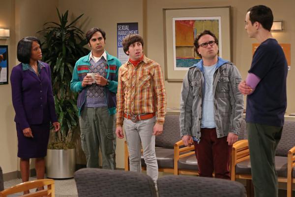 Bild 1 von 16: Sheldon (Jim Parsons, r.) wird an der Universität der sexuellen Belästigung beschuldigt, was dazu führt, dass er Leonard (Johnny Galecki, 2.v.r.), Raj (Kunal Nayyar, 2.v.l.) und Howard (Simin Helberg, M.) bei Mrs. Davis (Regina King, l.) in Schwierigkeiten bringt ...