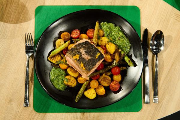 Bild 1 von 14: Leibgericht: Gebratener Lachs mit Gnocchi, Spargel-Tomaten-Gemüse und Basilikum-Pesto von Jasmin Vogel