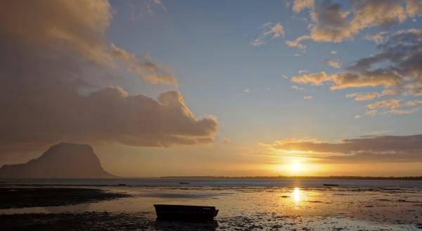 Bild 1 von 4: Trauminsel Mauritius: 2.000 Kilometer östlich von Afrika, mitten im Indischen Ozean. Vulkane haben das Eiland einst aus dem Meer gehoben.