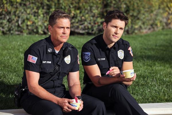 Bild 1 von 23: Owen Strand (Rob Lowe, l.); T.K. Strand (Ronen Rubinstein, r.)