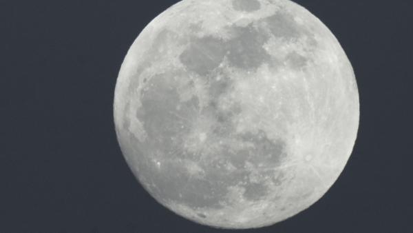 Bild 1 von 8: Mensch und Mond: Um seinen fahlen Schein ranken sich viele Mythen und Legenden.