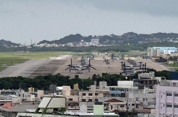 Bild 1 von 7: Der US-Militärflugplatz Futenma auf Okinawa, Japan: Die Insel ist der strategisch wichtigste Stützpunkt der USA in Ostasien.