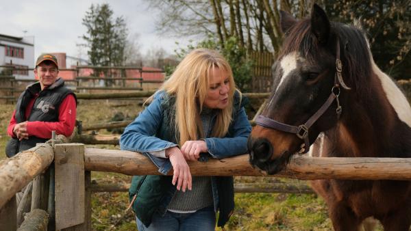 Bild 1 von 5: Geli mit André und ihrem Pferd auf der Koppel.