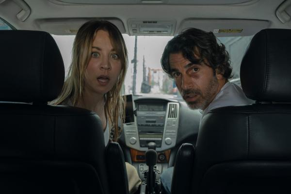 Bild 1 von 12: Ava Bartlett (Kaley Cuoco, l.); Nathan Bartlett (Chris Messina, r.)