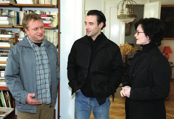 Bild 1 von 9: Im Bild (v.li.): Reinhard Nowak (Burli), Gunther Gillian (Ötschi), Katharina Stemberger (Sigrid).