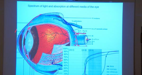 Bild 1 von 10: Seit es Lebewesen gibt, haben sich diese gemeinsam mit dem Licht der Sonne entwickelt. Energielieferant, Taktgeber und physikalische Faszination der Neuzeit- alles das ist das Licht zugleich. Licht ist aber nicht gleich Licht - unterschiedliche Spektralzusammensetzung, Intensität und Lichtgeometrien haben unterschiedliche Auswirkungen bei Mensch, Tier und Pflanzen. Licht liefert uns Energie und kann sogar heilende Wirkung haben. Im schlimmsten Fall allerdings kann das falsche Licht zum falschen Zeitpunkt sogar regelrecht krank machen - diese Tatsache ist Gegenstand intensiver wissenschaftlicher Forschungen geworden. treffpunkt medizin erforscht die Auswirkungen des Lichts auf unsere Gesundheit. Im Bild: Vortrag von Prof. Funk.