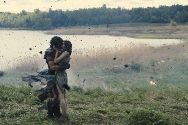Bild 1 von 24: Als der Vesuv ausbricht und ganz Pompeii in ein Inferno stürzt, bleibt Milo (Kit Harington, l.) und Cassia (Emily Browning, r.) nicht viel Zeit, sich ihre Liebe zu gestehen ...