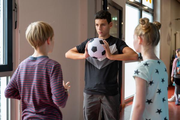 Bild 1 von 7: Ole (Giuseppe Bonvissuto, Mitte) macht Max (Lucas Herzog, links) das Leben schwer.