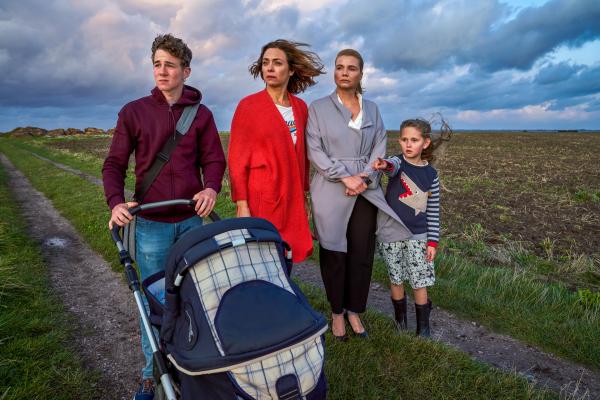 Bild 1 von 9: Ella (Annette Frier, 2.v.r.), Christina (Julia Richter, 2.v.l.) Ben (Oscar Brose, l.) und Klara (Zora Müller, r) entdecken aus der Ferne, dass ihr Haus lichterloh brennt.