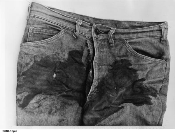 Bild 1 von 2: Eine Nahaufnahme einer mit Blut beschmierten Hose . Mit der Dokumentation widmet sich ZDFinfo einem undurchsichtigen Feld in der ostdeutschen Geschichte. Der Zweiteiler wirft mit Archiv-Bildern, Aufnahmen von Hobbyfilmern und Berichten von Augenzeugen, Verbrechens-Opfern und Kriminalisten ein neues Licht auf die Ermittlungen bei Kapitalverbrechen - dabei sind einige Fälle bis heute ungeklärt.