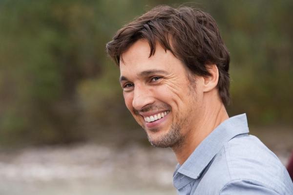 Bild 1 von 18: Dem Urlaub auf einer Trauminsel steht nur noch der Geburtstag seiner Mutter im Weg. Während seine Frau schon mal vorfliegt, holt Conrad (Florian David Fitz) noch schnell seinen Sprössling aus dem Eliteinternat ab, um mit diesem kurz mit seiner Mutter ein Stück Geburtstagskuchen zu essen. Ein fataler Fehler ...