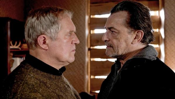 Bild 1 von 10: Im Bild: Gangster Armin Wiesner (Thomas Sarbacher, r.), bedroht Pfarrer Manfred Bahnert (Harald Krassnitzer, l.) an Leib und Leben.