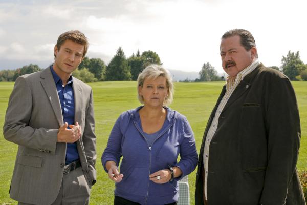 Bild 1 von 2: Angela Habach (Andrea Wildner) schildert den Kommissaren Sven Hansen (Igor Jeftic, l.) und Korbinian Hofer (Joseph Hannesschläger, r.) ihre Beobachtungen.