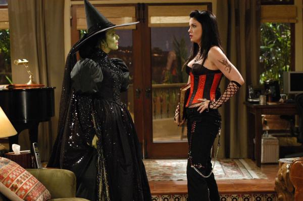 Bild 1 von 18: Miteinander oder gegeneinander?: Evelyn (Holland Taylor, l.) und Isabelle (Jodi Lyn O'Keefe, r.) ...