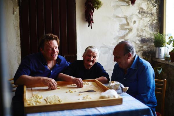 Bild 1 von 10: (v.l.n.r.) Jamie Oliver; Nonna Theresa; Gennaro Contaldo