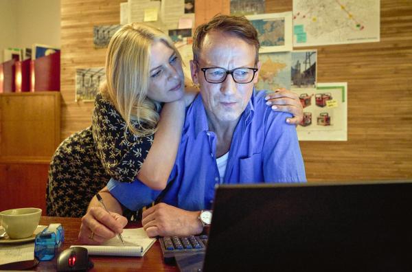 Bild 1 von 5: Eva (Jördis Triebel) möchte mehr Zeit mit ihrem Mann verbringen, während Thomas Wellmann (Wotan Wilke Möhring) zu sehr mit seiner Krisenvorsorge beschäftigt ist.