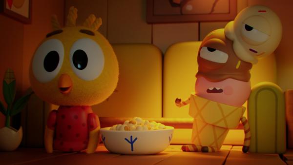 Bild 1 von 4: Karla (links) ist so vertieft in ihr Lieblingsfernsehprogramm, dass sie ganz vergisst, Waffels (rechts) Kühlakkus ins Gefrierfach zu legen. Langsam fängt ihr Freund an zu schmelzen.