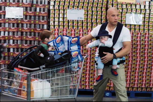 Bild 1 von 18: Windeln und Babypuder gehören normalerweise nicht zum Handwerkszeug von Elitesoldat Shane Wolfe (Vin Diesel). Seine neue Mission führt ihn jetzt auf ein völlig unbekanntes Terrain: ins Krisengebiet Kinderzimmer! Shane soll nämlich die fünf Kinder eines ermordeten Wissenschaftlers beschützen. Schnell wird ihm klar, dass er mit seinen herkömmlichen Methoden nicht Herr über das häusliche Chaos wird. Mit Nuckelflasche im Anschlag begibt er sich in den ganz normalen Alltagsdschungel eines Erziehungsberechtigten...