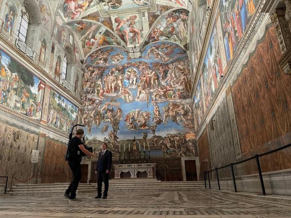 Bild 1 von 14: Im Bild: Kameramann Moritz Frisch und Kunsthistoriker Prof. Guido Cornini.