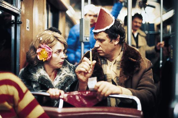 Bild 1 von 1: Der Gabelstaplerfahrer Ferdinand Weitel (Gerhard Polt) und die Sekretärin Annerose Waguscheit (Gisela Schneeberger) entdecken ihre gegenseitige Sympathie, und sie fährt schließlich nach dem Faschingsball mit der Trambahn heim zu ihm. Weiteres Bildmaterial finden Sie unter www.br-foto.de.