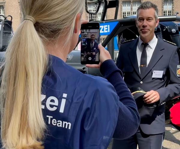 Bild 1 von 6: Das Social Media-Team der Polizei Bremen im Einsatz.