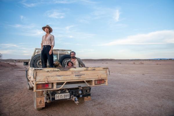 Bild 1 von 25: Im Bild: Anneke Kim Sarnau (Svenja) und Aaron Pedersen (Kalti), Tjiirdm McGuire (Jack).