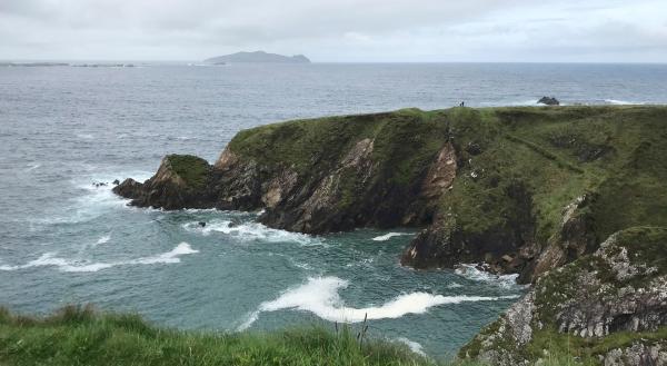 Bild 1 von 3: Von der Halbinsel Dingle kann man am Horizont den sogenannten Sleeping Giant erkennen.