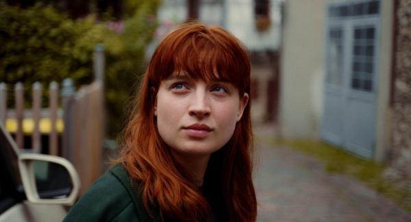 Bild 1 von 11: Nach der Ankunft bei Adams Bruder steigt Gwen (Sina Genschel) aus dem Taxi und blickt sich neugierig und leicht verunsichert um.