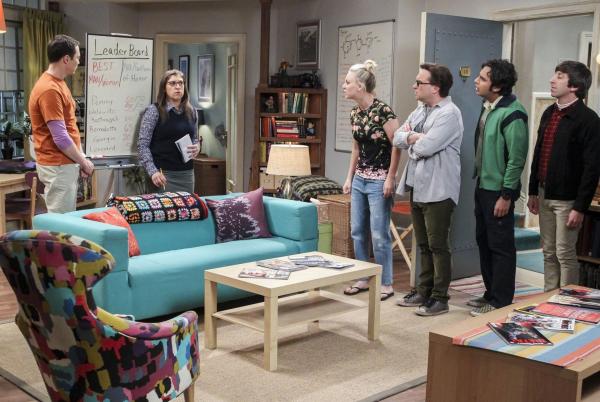 Bild 1 von 19: Penny (Kaley Cuoco, 3.v.l.), Leonard (Johnny Galecki, 3.v.r.), Raj (Kunal Nayyar, 2.v.r.) und Howard (Simon Helberg, r.) sind geschockt, als sie erkennen, dass Sheldon (Jim Parsons, l.) und Amy (Mayim Bialik, 2.v.l.) sie irgendwelchen geheimen Experimenten unterzogen haben, um die perfekten Trauzeugen zu finden ...