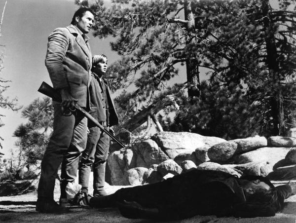 Bild 1 von 4: Jim Cole (Clint Walker, l.); Charlie Cole (Kevin Brodie, r.)