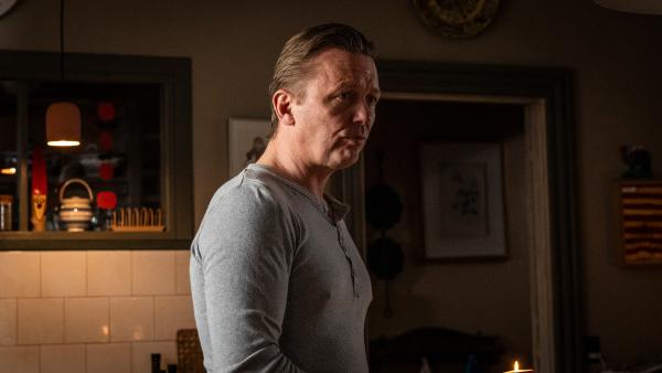 Bild 1 von 3: Martin (Henrik Vestergaard) wusste nichts von Karoline und ihrem Verschwinden.