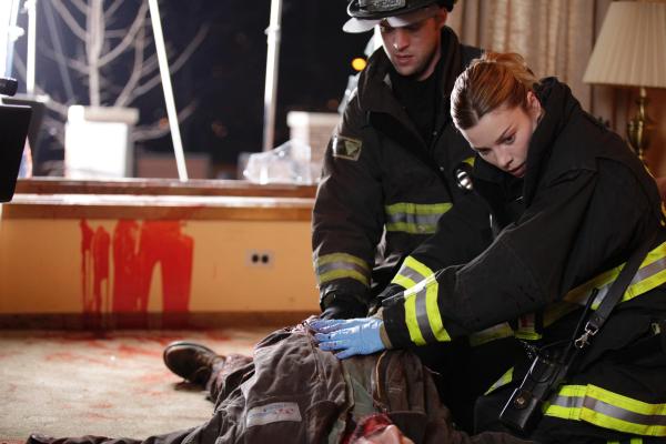 Bild 1 von 5: Chicago Fire Season1 EP Under The Knife,Chicago Fire Staffel1 EP Harte Entscheidungen