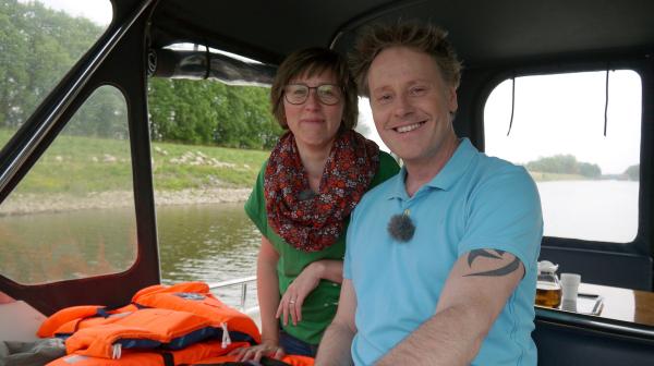 Bild 1 von 1: Drei Wasserstraßen, zwei Reisende, ein Hausboot: Stefan Pinnow (rechts) und seine Kapitänin Christine Drühl schippern zunächst auf der Havel von Berlin über Werder nach Brandenburg.