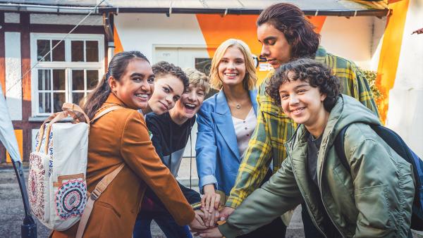 Bild 1 von 5: Reena (Sophie Leonie Mauritz), Ava (Mia Stieber), Mikka (Jona Kirchner), Leon (Dean Ryan Kuhlig) und Tahmina (Janisa Glasow, vlnr.) stehen hinter Charlotte (Caroline Groß, Mitte). Der Share Space muss gerettet werden.