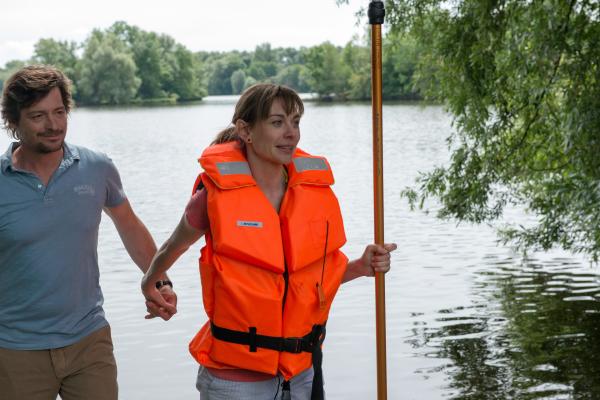 Bild 1 von 15: Fritz (Fritz Karl) und Sophie (Christiane Paul) unternehmen einen Paddelausflug.
