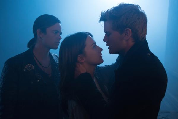 Bild 1 von 8: (v.l.n.r.) Cam (Harrison Gilbertson); Luce (Addison Timlin); Daniel (Jeremy Irvine)