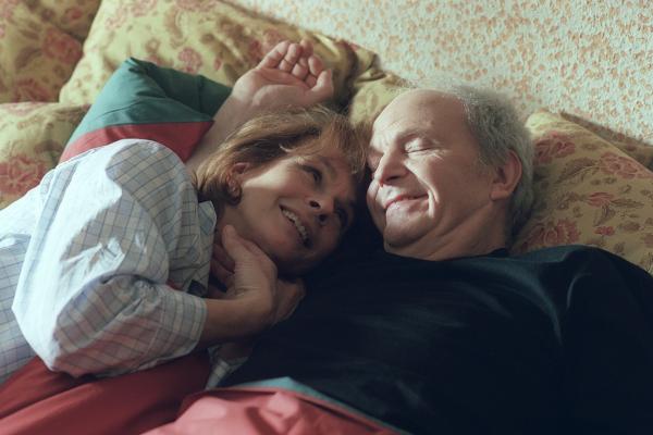 Bild 1 von 3: Gerdi (Senta Berger) erliegt dem spröden Charme ihres Taxikollegen Frank (Michael Gwisdek).