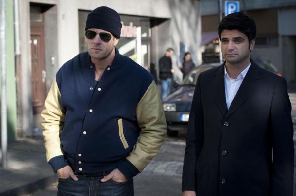 Bild 1 von 35: Immer wieder versucht Mick (Henning Baum, l.) Andreas (Maximilian Grill, r.) klarzumachen, dass Dana vor der Geburt des Kindes unbedingt heiraten will. Doch Andreas glaubt, Dana wirklich besser zu kennen und zu wissen, dass eine emanzipierte Frau wie sie nicht vom Heiraten träumt ...