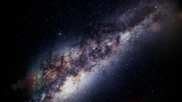 Bild 1 von 4: Unsere Heimatgalaxie, die Milchstraße, ist von der Erde aus als Lichtband am Nachthimmel zu sehen. Die Spiralgalaxie besteht aus 400 Milliarden Sternen.