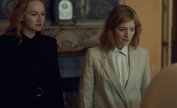 Bild 1 von 7: Susanne Rach (Brigitte Hobmeier, l.) kann nicht glauben, welche Veränderung Eva Rolin (Leonie Benesch) nach einem Hirnexperiment durchlebt hat.