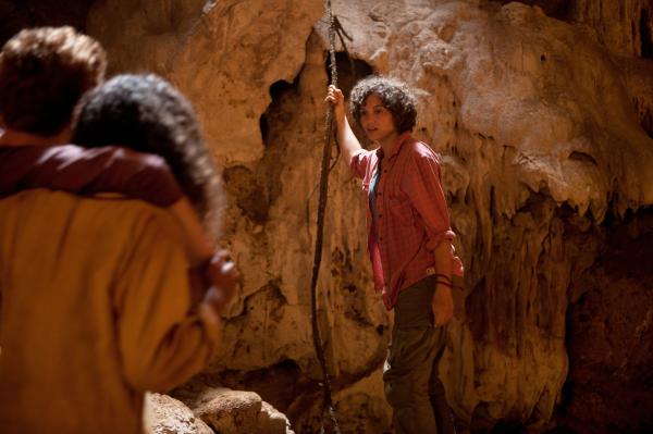 Bild 1 von 5: Der Weg führt George (Valeria Eisenbart, M.) bei der Schatzsuche in eine geheimnisvolle unterirdische Höhle.