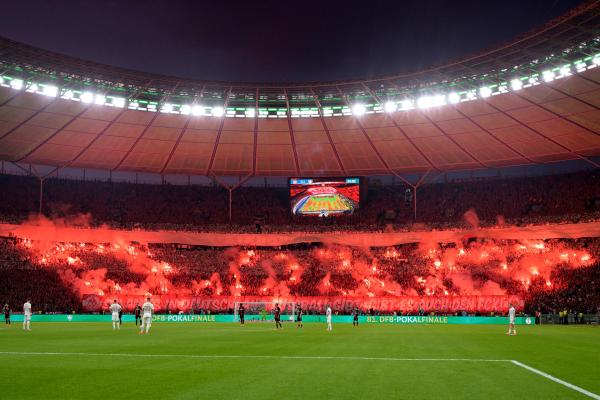 Bild 1 von 3: DFB-Pokal-Finale 2024 - Blick auf die Kurve mit feiernden Fans.
