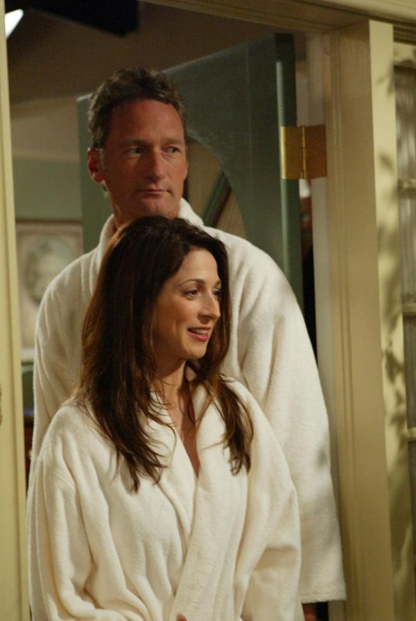 Bild 1 von 17: Dr. Greg Melnick (Ryan Stiles, oben); Judith Harper (Marin Hinkle, unten)