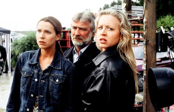 Bild 1 von 1: Im Bild (v.li.): Doris Schretzmayer (Lisa Engel), Heinz Marecek (Rudi Aschenbrenner), Nina Proll (Caro Heinisch).