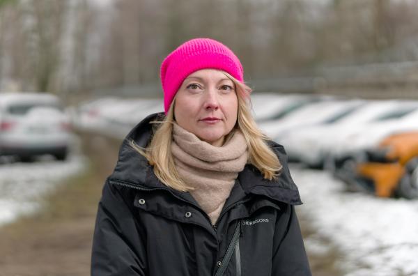 Bild 1 von 4: Die Ukrainerin Svitlana Nalyvaiko arbeitet seit drei Jahren für die NGO ?Agendum?, die in Lettland beschlagnahmte Autos in die Ukraine transportiert ? als Unterstützung im Abwehrkampf gegen den russischen Aggressor.