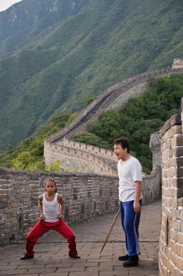 Bild 1 von 20: Anfangs tut sich Dre (Jaden Smith, l.) ziemlich schwer, zu verstehen, dass es Han (Jackie Chan, r.) als erfahrenen und erfolgreichen Kung Fu-Kämpfer nicht nur um das Austeilen von Schlägen und das Abwehren von Angriffen geht, sondern vor allem um Reife und innere Ruhe ...