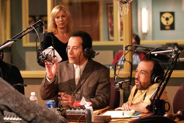 Bild 1 von 10: Im Bild (v.li.): Traylor Howard (Natalie Teeger), Tony Shalhoub (Adrian Monk), Danny Woodburn (Little Willie).