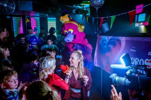 Bild 1 von 4: Im Bild: Lilian Klebow zu Besuch bei der großen Kinderdisco, wo Kinder gemeinsam mit ESC-Maskottchen Auri tanzen.