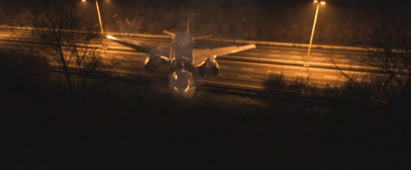 Bild 1 von 5: Eine Originalaufnahme zeigt: Die Boeing stürzt nur wenige hundert Meter vor der Landebahn auf die Böschung der Autobahn M1.